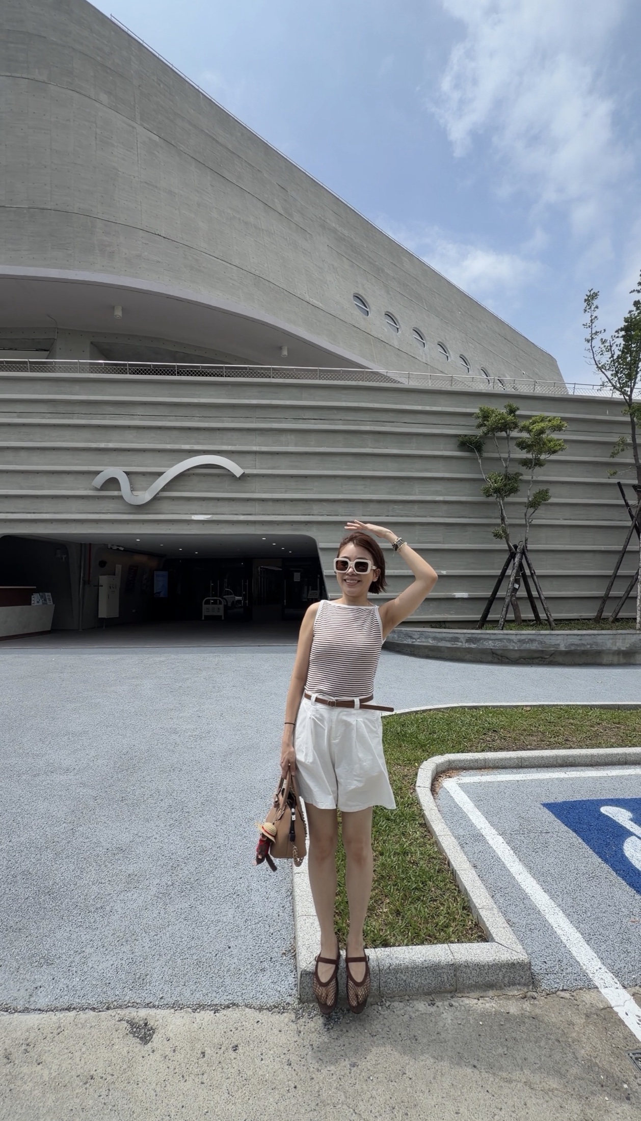 誠品書店恆春限定店 Eslite Bookstore Hengchun 所在的恆春文化中心船體意象外觀