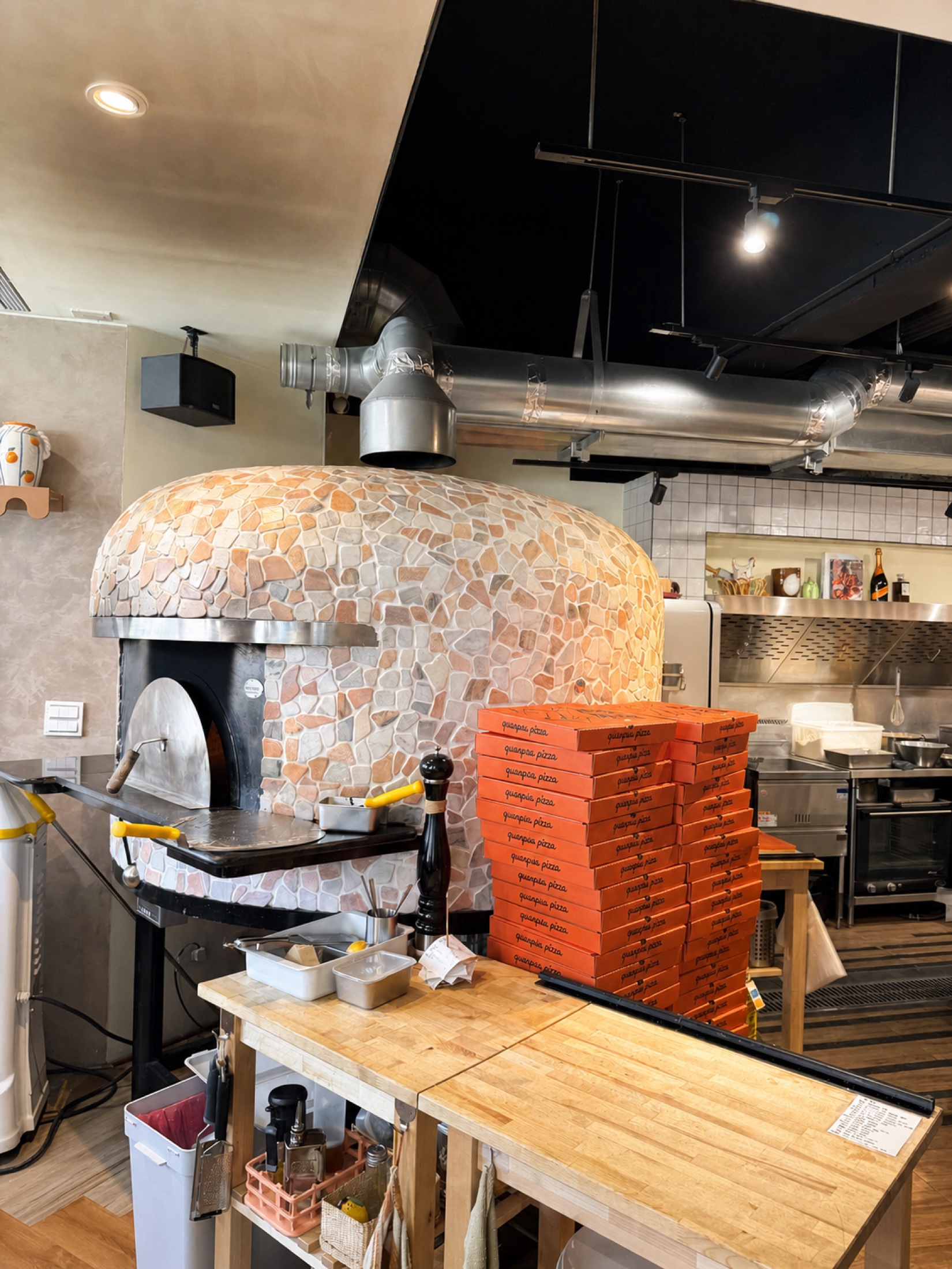 墾丁大街瓜瓜 Pizza 的窯烤爐與披薩盒