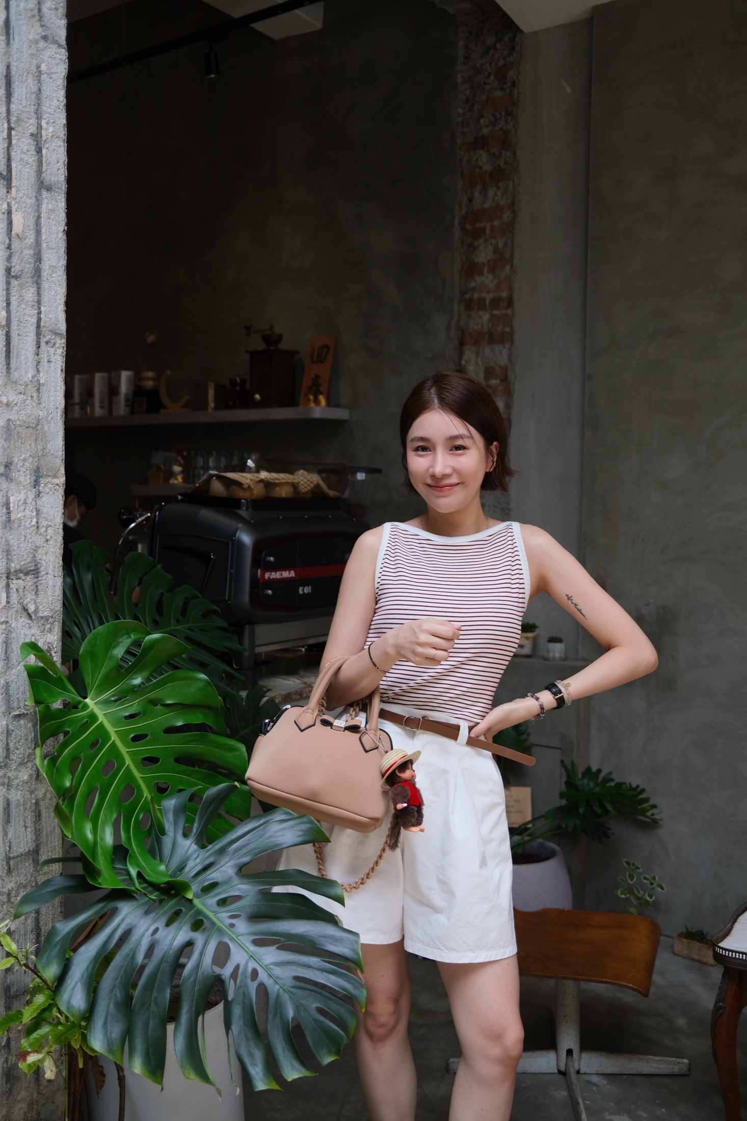 恆春回春咖啡門口的旅遊穿搭照
