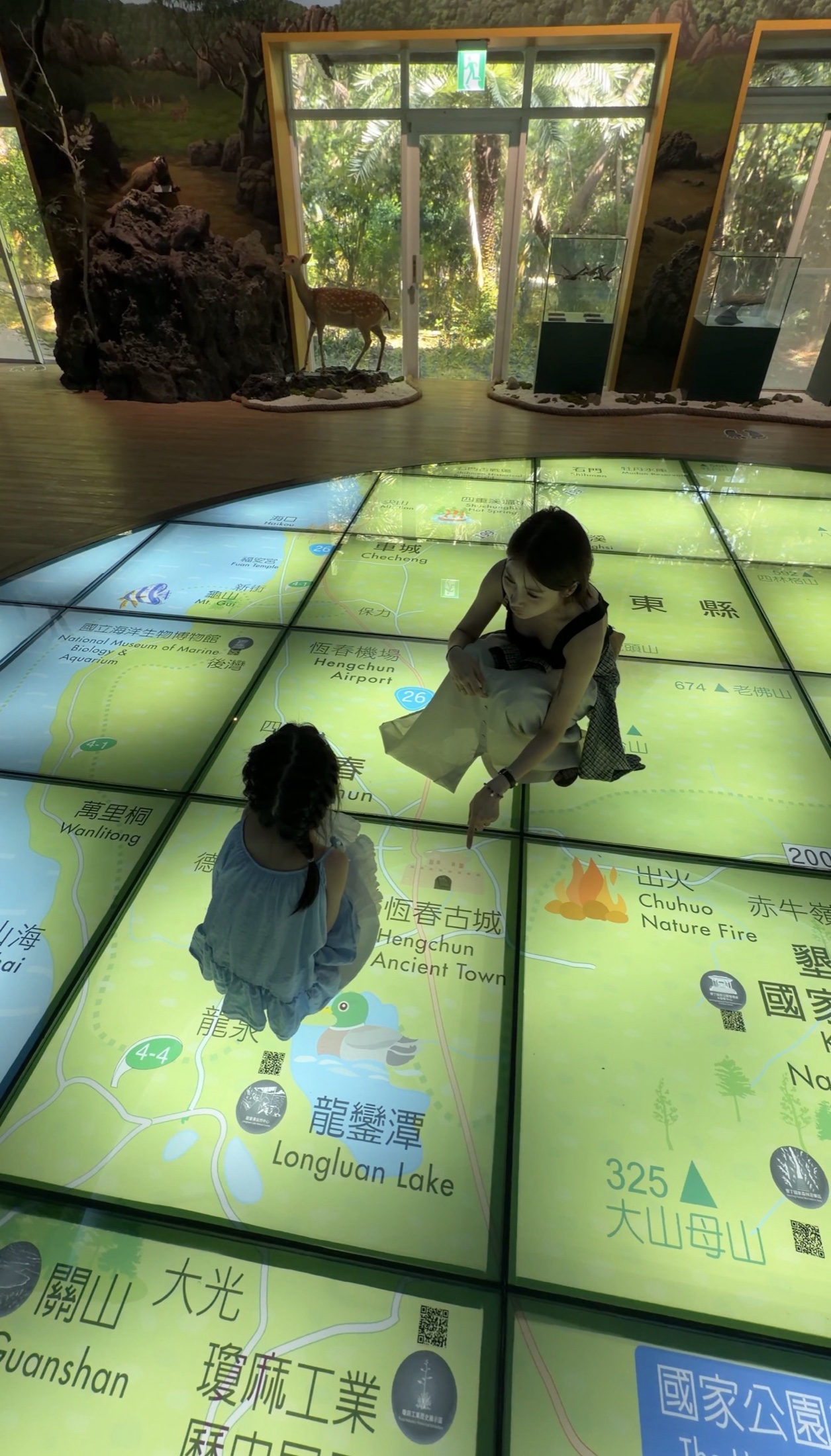 墾丁國家公園遊客中心，親子在互動地圖認識恆春半島
