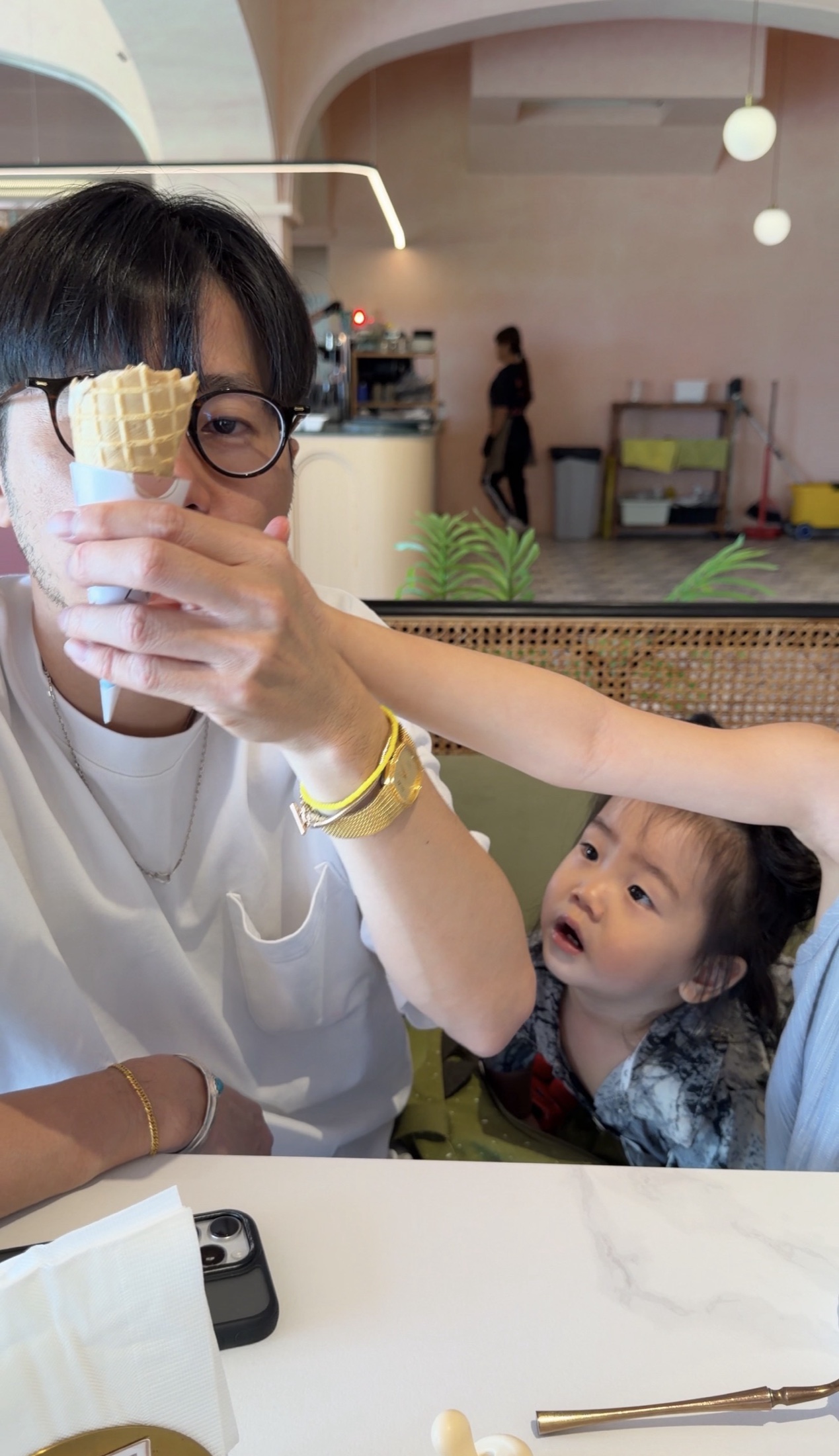兒子看著大家吃冰淇淋，很想吃的可愛表情