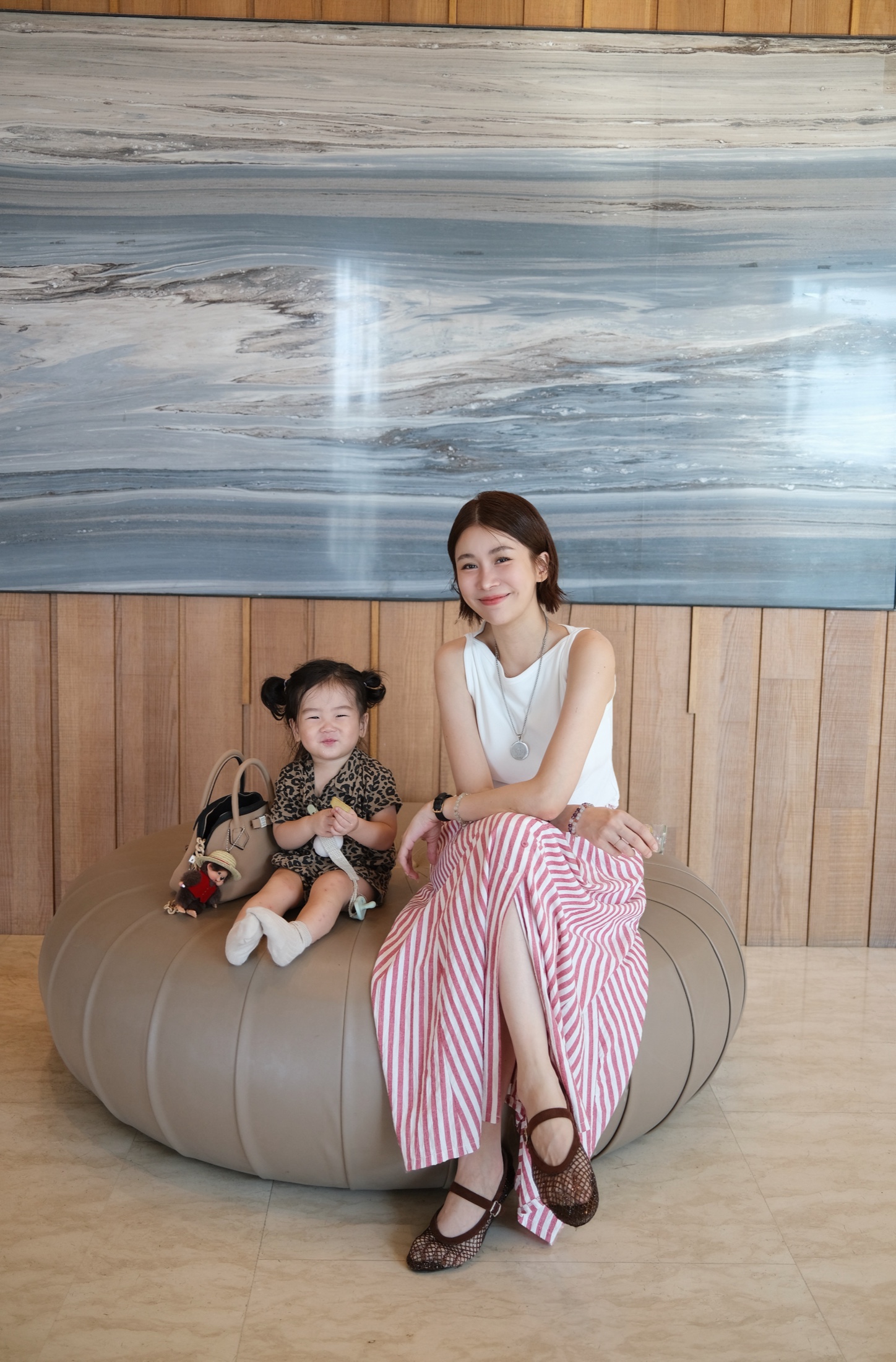 墾丁怡灣渡假酒店 Grand Bay Resort 親子住宿，媽媽與兒子坐在飯店大廳合照